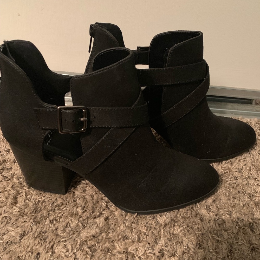 Black heeled boots